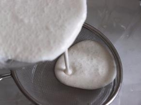 这里最好过一次细筛子，可以把第一次发酵的气泡过滤掉，可以先过滤白色的米糊，再过滤紫色。