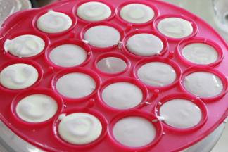 倒入容器中，如果其他容器的话，记得提前抹一层薄薄的油，再倒入。，继续放到温暖的地方，进行2发，现在气温比较高，大约20分钟就可以了。