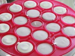 倒入容器中，如果其他容器的话，记得提前抹一层薄薄的油，再倒入。，继续放到温暖的地方，进行2发，现在气温比较高，大约20分钟就可以了。