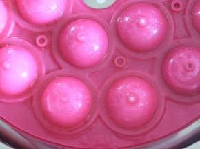 锅中放入足量的水，烧开后，放入放米粉糊的容器，蒸大约18-20分钟，依自己的容器来定，结束后，再稍微闷5分钟。