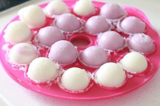 晾到不太烫手了，就脱模，美味的大米糕就完成了。如果家里有孩子的话，可以做一些有形状的，更吸引他们。