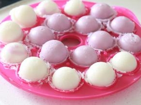 晾到不太烫手了，就脱模，美味的大米糕就完成了。如果家里有孩子的话，可以做一些有形状的，更吸引他们。