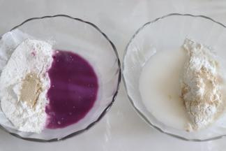 分别倒入一样份量的水。