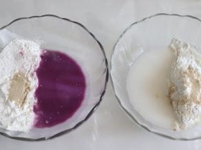 分别倒入一样份量的水。