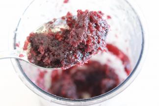 放入料理机，加入适量的糖，这个可以根据蔓越莓的酸甜度来判断是否加糖。用料理机把蔓越莓干打碎，成了比较浓厚的蔓越莓泥。也可以用刀剁碎，都可以。但是碎蔓越莓这步，不可以省略，否则口感受影响。