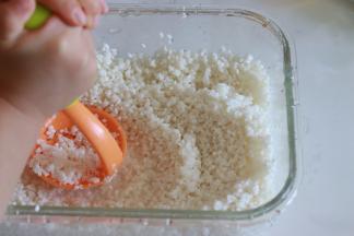 泡好的糯米控水后，用工具压碎，擀面杖或者勺子都可以。因为浸泡的原因米粒也比较容易碎开。