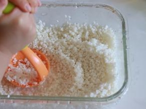 泡好的糯米控水后，用工具压碎，擀面杖或者勺子都可以。因为浸泡的原因米粒也比较容易碎开。