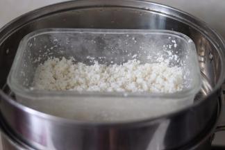 放入刚才蒸蔓越莓的锅中，中火蒸20分钟。取出，垫好隔热巾防止烫伤。