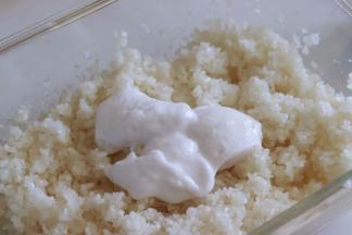 倒入糯米中，搅拌均匀，让糯米充分的吸收到椰浆，米香和椰香的混合，味道好完美。