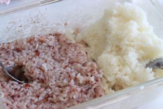 让米和果泥充分的混合均匀，这样做的目的是，让口感更加的柔和。