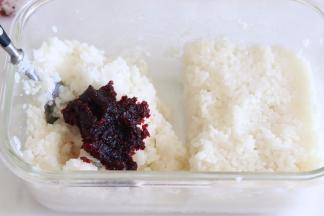 糯米分成2份，其中一份添加一勺做好的蔓越莓果泥。