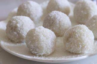 放到盘中，滚上椰蓉。