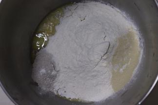 食材中的主要材料，除黄油外，按照先液体再粉的顺序加入厨师机桶中。