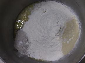 食材中的主要材料，除黄油外，按照先液体再粉的顺序加入厨师机桶中。
