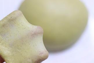 揉到面团光滑，面团有弹性，加入室温软化的黄油，继续揉面直到面团再次光滑，而且，检查面团，状态是可以撑出比较结实的大片的膜即可。