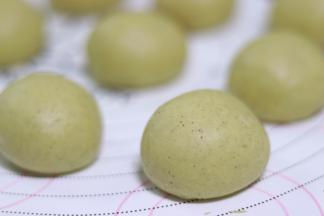 取出面团，称重，等分成9个面团，大约一个47克左右，滚圆面团，放置到揉面垫上，覆盖保鲜膜，静置5-10分钟。