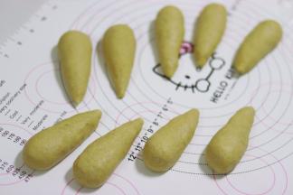 把小圆面团都搓成胡萝卜的形状，同样静置大约5-10分钟，冬天的话，可以适当延长时间，以下一步擀开的时候不是明显回缩就可以。
