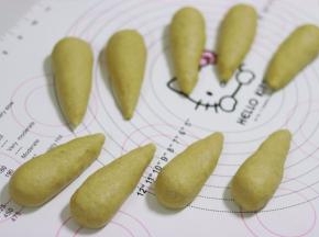 把小圆面团都搓成胡萝卜的形状，同样静置大约5-10分钟，冬天的话，可以适当延长时间，以下一步擀开的时候不是明显回缩就可以。