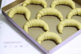 所有的都按照以上的步骤，完成整形，放入烤盘。