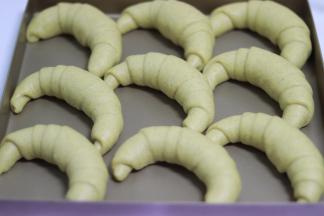 放到温暖的地方发酵，现在夏天，我是直接放到烤箱里室温发酵的。大约30分钟即可1.5倍大的样子。