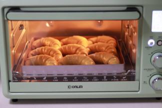 预热好后，放入烤箱底层，上火180度，下火150度，烘烤20分钟。