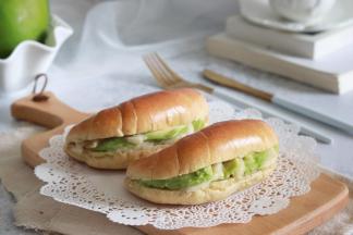 牛油果和香蕉。做早餐，很美味哦。