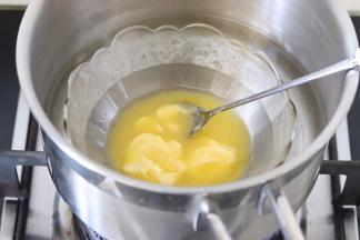 黄油称重，隔热水融化。