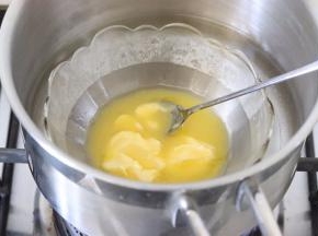 黄油称重，隔热水融化。