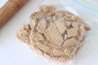 饼干用料理机打碎或者用擀面杖擀成碎末。