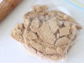 饼干用料理机打碎或者用擀面杖擀成碎末。