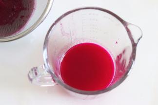 火龙果，取半个，用过筛的方式，得到火龙果汁。