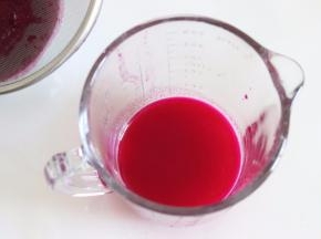 火龙果，取半个，用过筛的方式，得到火龙果汁。