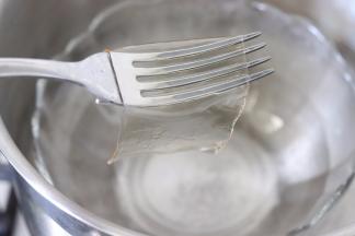 吉利丁片，剪成小片后，放入冰水中。直到吉利丁片变软。这里需要注意一下，浸泡吉利丁片的水，最好是冷藏过或者是冰水，浸泡大约7、8分钟的样子就会变软了，夏天不要用室温水或者温水，容易融化。