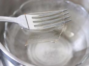 吉利丁片，剪成小片后，放入冰水中。直到吉利丁片变软。这里需要注意一下，浸泡吉利丁片的水，最好是冷藏过或者是冰水，浸泡大约7、8分钟的样子就会变软了，夏天不要用室温水或者温水，容易融化。