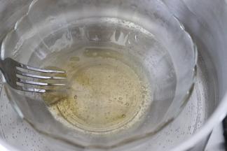 隔水加热到吉利丁片融化，温度大约50度，不要太高。