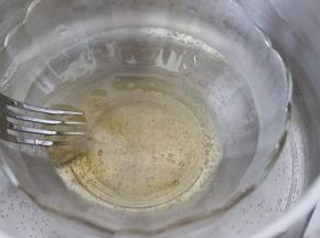 隔水加热到吉利丁片融化，温度大约50度，不要太高。