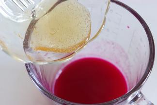 融化好的液体倒入火龙果汁中，搅拌均匀