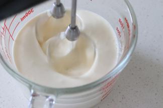 淡奶油加入炼乳，打发到约6成。