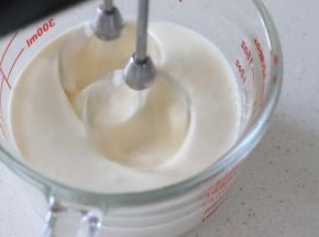 淡奶油加入炼乳，打发到约6成。