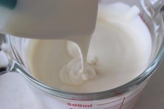 状态就是有纹路，但是依旧可以流动的状态。不可以打发的过硬，会影响慕斯的口感。