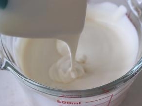 状态就是有纹路，但是依旧可以流动的状态。不可以打发的过硬，会影响慕斯的口感。