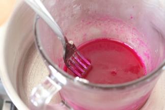 如果有没有融化的，可以再隔热水融化一下。搅拌均匀，无结块的溶液就可以了，放置晾一会待用。