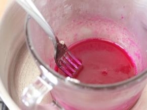 如果有没有融化的，可以再隔热水融化一下。搅拌均匀，无结块的溶液就可以了，放置晾一会待用。