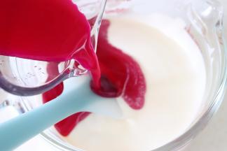 火龙果液倒入到奶油中。