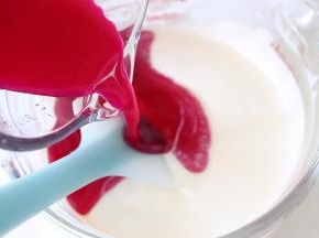 火龙果液倒入到奶油中。