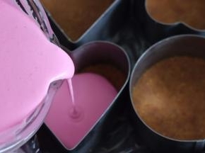 冰箱里拿出放了饼干底的慕斯圈，把做好的慕斯液倒入进去，全部倒好以后，放入冰箱冷藏到凝固，大约30分钟以上