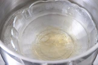 凝固好后，开始做镜面层，吉利丁片，依旧按照上面的方法浸泡，水和糖混合加热糖融化，温度大约50度左右，同样不可以太高温度，放入吉利丁片，融化。