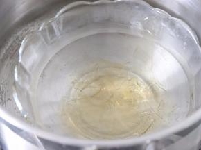 凝固好后，开始做镜面层，吉利丁片，依旧按照上面的方法浸泡，水和糖混合加热糖融化，温度大约50度左右，同样不可以太高温度，放入吉利丁片，融化。