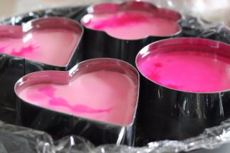 等镜面液稍微冷却后，取出凝固好的慕斯，倒入上去，就可以啦，透明的镜面层可以装饰一下颜色，或者如果有小玫瑰花、樱花等，都可以放入的，我是简单的淋了几滴火龙果液。放入冰箱冷藏4小时左右，就可以啦。