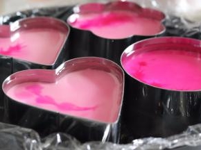 等镜面液稍微冷却后，取出凝固好的慕斯，倒入上去，就可以啦，透明的镜面层可以装饰一下颜色，或者如果有小玫瑰花、樱花等，都可以放入的，我是简单的淋了几滴火龙果液。放入冰箱冷藏4小时左右，就可以啦。